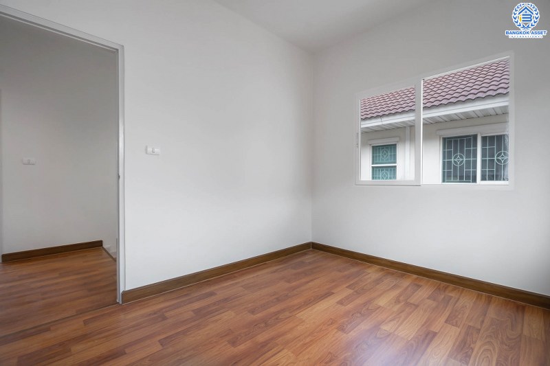 บ้านมือสองตกแต่งใหม่ ม.เดอะวิลล่า ราชพฤกษ์-ท่าอิฐ ฟังก์ชั่นแบบบ้านเดี่ยว เนื้อที่ 35.8 ตร.ว. พร้อมอยู่ 3 ห้องนอน 3 ห้องน้ำ พร้อมสังคมคุณภาพแบรนด์ พร็อพเพอร์ตี้ เพอร์เฟค* บนทำเลเข้า-ออกได้ 2 เส้นทางทั้งถ.รัตนาธิเบศร์ และถ.ราชพฤกษ์ ใกล้รถไฟฟ้า สถานีบางรักน้อยท่าอิฐ