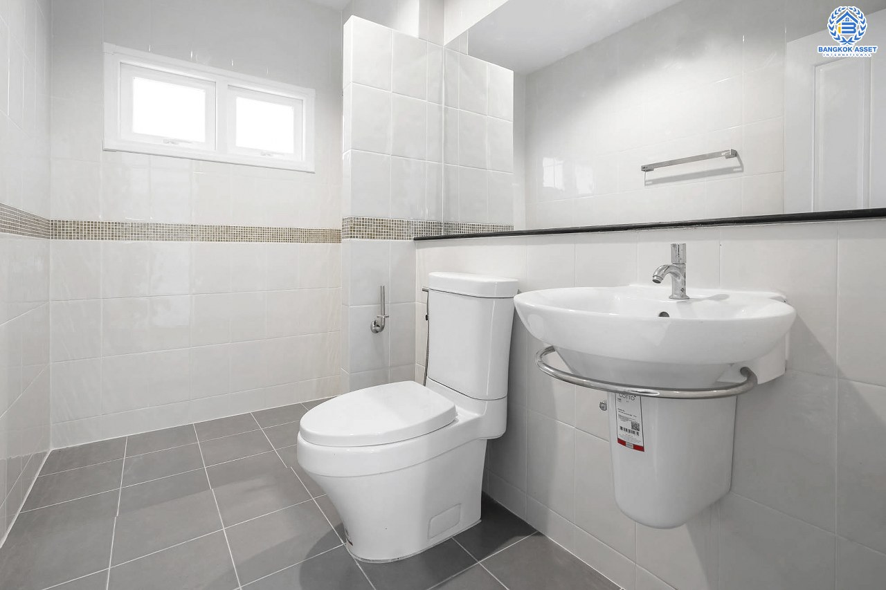 บ้านมือสองตกแต่งใหม่ ม.เพอร์เฟคเพลส ราชพฤกษ์-พระราม5 (เนื้อที่ 63 ตร.ว.) บ้านดีไซน์ทันสมัย หลังใหญ่พร้อมอยู่ ฟังก์ชั่น 3 ห้องนอน 3 ห้องน้ำ 2 ที่จอดรถ พร้อมพื้นที่ใช้สอยเกือบ 200 ตร.ม. กับที่สุดแห่งทำเลโซนเมือง ที่เชื่อมสู่หลายเส้นทาง หน้าโครงการติดถ.ราชพฤกษ์ เพียง 5 นาทีถึงวงเวียนพระรามห้า ใกล้รถไฟฟ้าสถานี "บางรักใหญ่" และห้างฯ ชั้นนำมากมาย