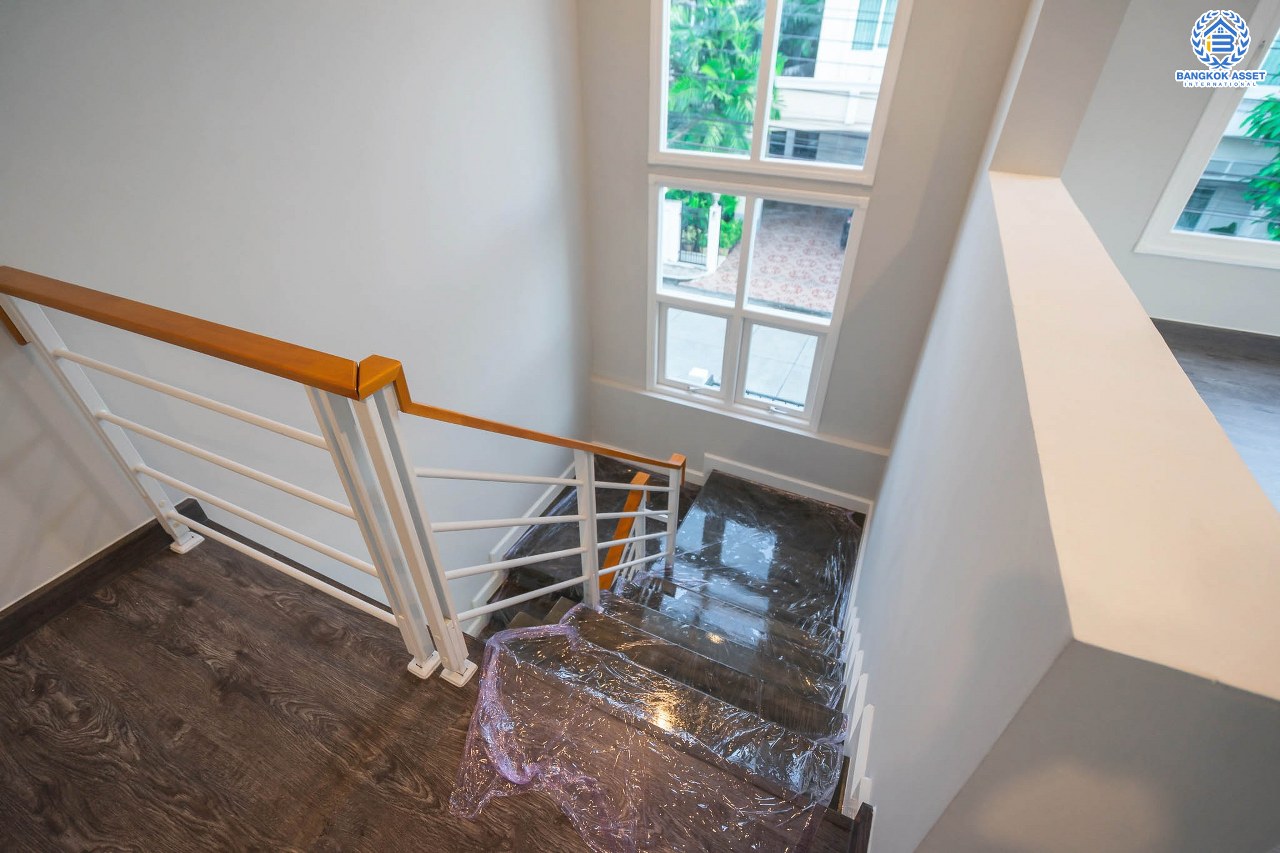 บ้านมือสองตกแต่งใหม่ ม.เพอร์เฟคเพลส ราชพฤกษ์-พระราม5 (เนื้อที่ 63 ตร.ว.) บ้านดีไซน์ทันสมัย หลังใหญ่พร้อมอยู่ ฟังก์ชั่น 3 ห้องนอน 3 ห้องน้ำ 2 ที่จอดรถ พร้อมพื้นที่ใช้สอยเกือบ 200 ตร.ม. กับที่สุดแห่งทำเลโซนเมือง ที่เชื่อมสู่หลายเส้นทาง หน้าโครงการติดถ.ราชพฤกษ์ เพียง 5 นาทีถึงวงเวียนพระรามห้า ใกล้รถไฟฟ้าสถานี "บางรักใหญ่" และห้างฯ ชั้นนำมากมาย