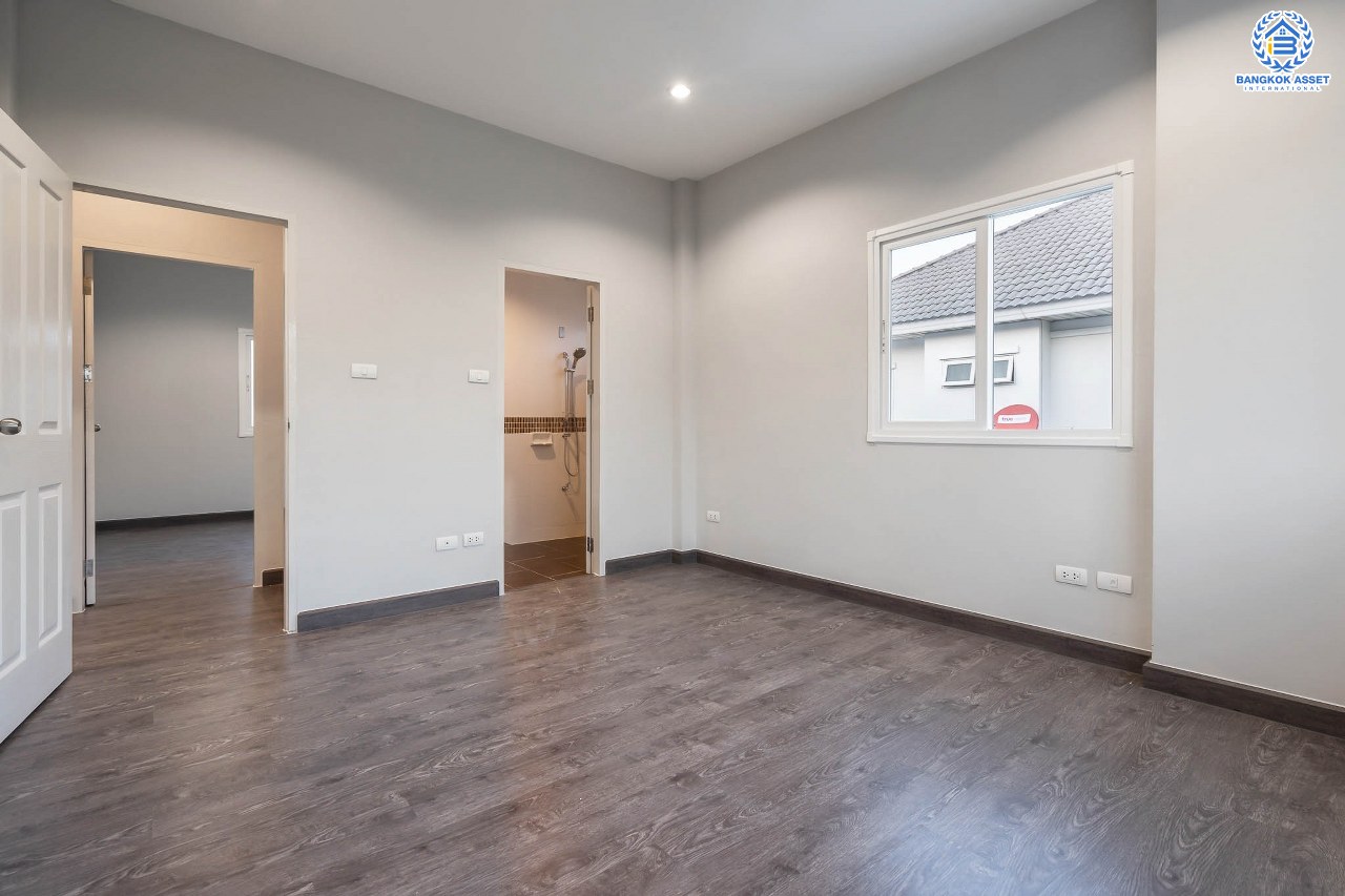 บ้านมือสองตกแต่งใหม่ ม.เพอร์เฟคเพลส ราชพฤกษ์-พระราม5 (เนื้อที่ 63 ตร.ว.) บ้านดีไซน์ทันสมัย หลังใหญ่พร้อมอยู่ ฟังก์ชั่น 3 ห้องนอน 3 ห้องน้ำ 2 ที่จอดรถ พร้อมพื้นที่ใช้สอยเกือบ 200 ตร.ม. กับที่สุดแห่งทำเลโซนเมือง ที่เชื่อมสู่หลายเส้นทาง หน้าโครงการติดถ.ราชพฤกษ์ เพียง 5 นาทีถึงวงเวียนพระรามห้า ใกล้รถไฟฟ้าสถานี "บางรักใหญ่" และห้างฯ ชั้นนำมากมาย