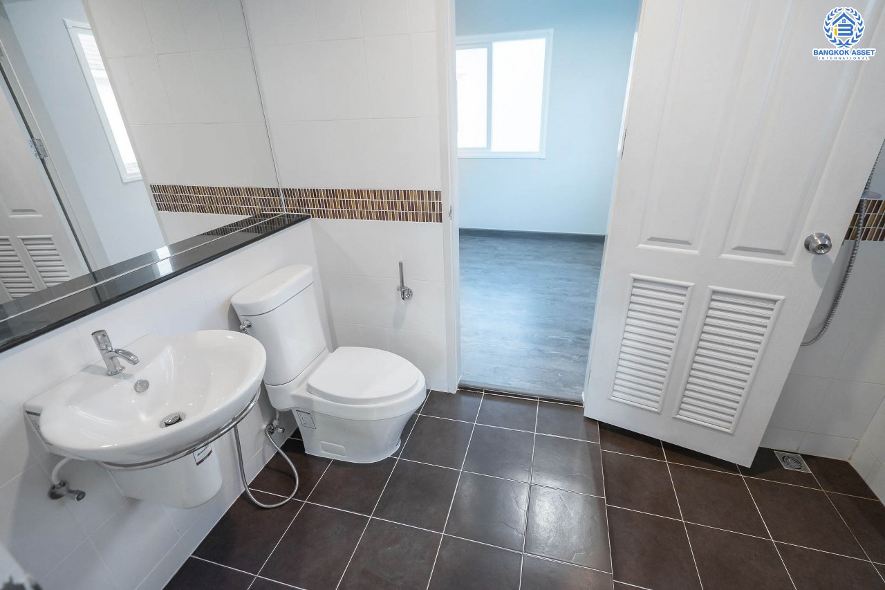 บ้านมือสองตกแต่งใหม่ ม.เพอร์เฟคเพลส ราชพฤกษ์-พระราม5 (เนื้อที่ 63 ตร.ว.) บ้านดีไซน์ทันสมัย หลังใหญ่พร้อมอยู่ ฟังก์ชั่น 3 ห้องนอน 3 ห้องน้ำ 2 ที่จอดรถ พร้อมพื้นที่ใช้สอยเกือบ 200 ตร.ม. กับที่สุดแห่งทำเลโซนเมือง ที่เชื่อมสู่หลายเส้นทาง หน้าโครงการติดถ.ราชพฤกษ์ เพียง 5 นาทีถึงวงเวียนพระรามห้า ใกล้รถไฟฟ้าสถานี "บางรักใหญ่" และห้างฯ ชั้นนำมากมาย