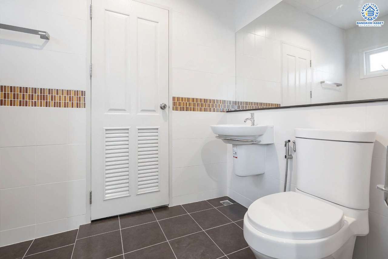 บ้านมือสองตกแต่งใหม่ ม.เพอร์เฟคเพลส ราชพฤกษ์-พระราม5 (เนื้อที่ 63 ตร.ว.) บ้านดีไซน์ทันสมัย หลังใหญ่พร้อมอยู่ ฟังก์ชั่น 3 ห้องนอน 3 ห้องน้ำ 2 ที่จอดรถ พร้อมพื้นที่ใช้สอยเกือบ 200 ตร.ม. กับที่สุดแห่งทำเลโซนเมือง ที่เชื่อมสู่หลายเส้นทาง หน้าโครงการติดถ.ราชพฤกษ์ เพียง 5 นาทีถึงวงเวียนพระรามห้า ใกล้รถไฟฟ้าสถานี "บางรักใหญ่" และห้างฯ ชั้นนำมากมาย