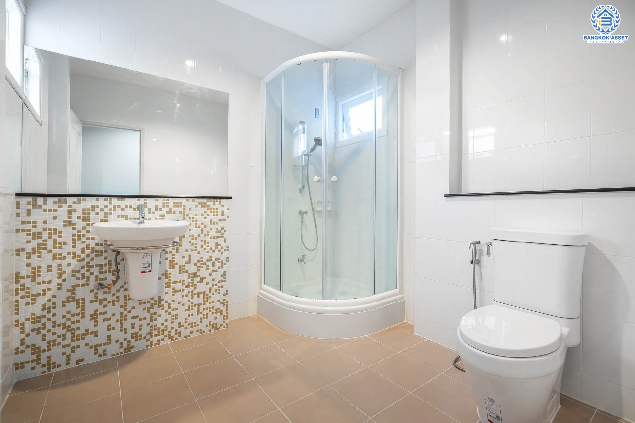 บ้านมือสองตกแต่งใหม่ ม.เพอร์เฟคเพลส ราชพฤกษ์-พระราม5 (เนื้อที่ 63 ตร.ว.) บ้านดีไซน์ทันสมัย หลังใหญ่พร้อมอยู่ ฟังก์ชั่น 3 ห้องนอน 3 ห้องน้ำ 2 ที่จอดรถ พร้อมพื้นที่ใช้สอยเกือบ 200 ตร.ม. กับที่สุดแห่งทำเลโซนเมือง ที่เชื่อมสู่หลายเส้นทาง หน้าโครงการติดถ.ราชพฤกษ์ เพียง 5 นาทีถึงวงเวียนพระรามห้า ใกล้รถไฟฟ้าสถานี "บางรักใหญ่" และห้างฯ ชั้นนำมากมาย