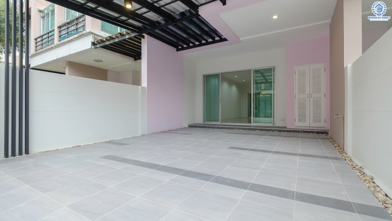 บ้านมือสองตกแต่งใหม่ บ้านสไตล์โมเดิร์น ถนนเมน! ม.วิสต้าปาร์ค-แจ้งวัฒนะ คุณภาพแบรนด์ SC Asset พร้อมอยู่ เนื้อที่ 22.8 ตร.ว. ฟังก์ชั่น 3 ห้องนอน 3 ห้องน้ำ พื้นที่ใช้สอยเกือบ 200 ตร.ม. บนทำเลคุณภาพ! ใกล้เซ็นทรัลฯ และจุดขึ้นทางด่วน แจ้งวัฒนะ