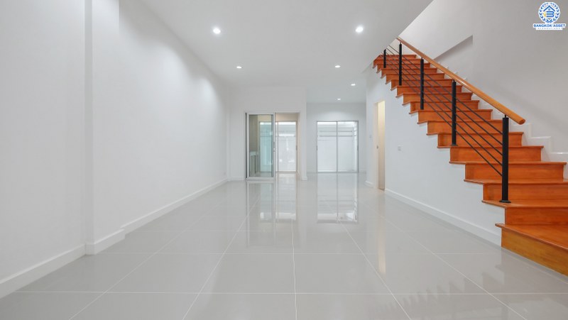 บ้านมือสองตกแต่งใหม่ บ้านสไตล์โมเดิร์น ถนนเมน! ม.วิสต้าปาร์ค-แจ้งวัฒนะ คุณภาพแบรนด์ SC Asset พร้อมอยู่ เนื้อที่ 22.8 ตร.ว. ฟังก์ชั่น 3 ห้องนอน 3 ห้องน้ำ พื้นที่ใช้สอยเกือบ 200 ตร.ม. บนทำเลคุณภาพ! ใกล้เซ็นทรัลฯ และจุดขึ้นทางด่วน แจ้งวัฒนะ