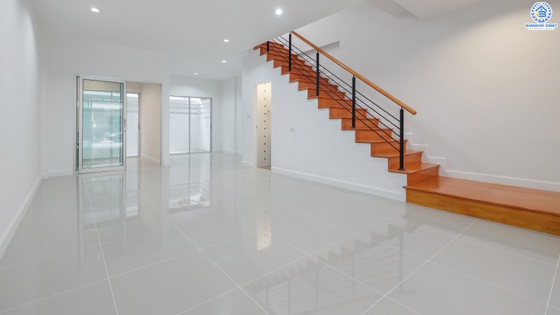 บ้านมือสองตกแต่งใหม่ บ้านสไตล์โมเดิร์น ถนนเมน! ม.วิสต้าปาร์ค-แจ้งวัฒนะ คุณภาพแบรนด์ SC Asset พร้อมอยู่ เนื้อที่ 22.8 ตร.ว. ฟังก์ชั่น 3 ห้องนอน 3 ห้องน้ำ พื้นที่ใช้สอยเกือบ 200 ตร.ม. บนทำเลคุณภาพ! ใกล้เซ็นทรัลฯ และจุดขึ้นทางด่วน แจ้งวัฒนะ