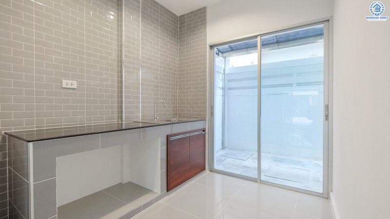 บ้านมือสองตกแต่งใหม่ บ้านสไตล์โมเดิร์น ถนนเมน! ม.วิสต้าปาร์ค-แจ้งวัฒนะ คุณภาพแบรนด์ SC Asset พร้อมอยู่ เนื้อที่ 22.8 ตร.ว. ฟังก์ชั่น 3 ห้องนอน 3 ห้องน้ำ พื้นที่ใช้สอยเกือบ 200 ตร.ม. บนทำเลคุณภาพ! ใกล้เซ็นทรัลฯ และจุดขึ้นทางด่วน แจ้งวัฒนะ