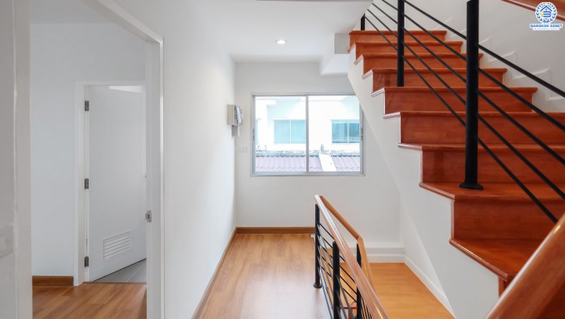 บ้านมือสองตกแต่งใหม่ บ้านสไตล์โมเดิร์น ถนนเมน! ม.วิสต้าปาร์ค-แจ้งวัฒนะ คุณภาพแบรนด์ SC Asset พร้อมอยู่ เนื้อที่ 22.8 ตร.ว. ฟังก์ชั่น 3 ห้องนอน 3 ห้องน้ำ พื้นที่ใช้สอยเกือบ 200 ตร.ม. บนทำเลคุณภาพ! ใกล้เซ็นทรัลฯ และจุดขึ้นทางด่วน แจ้งวัฒนะ