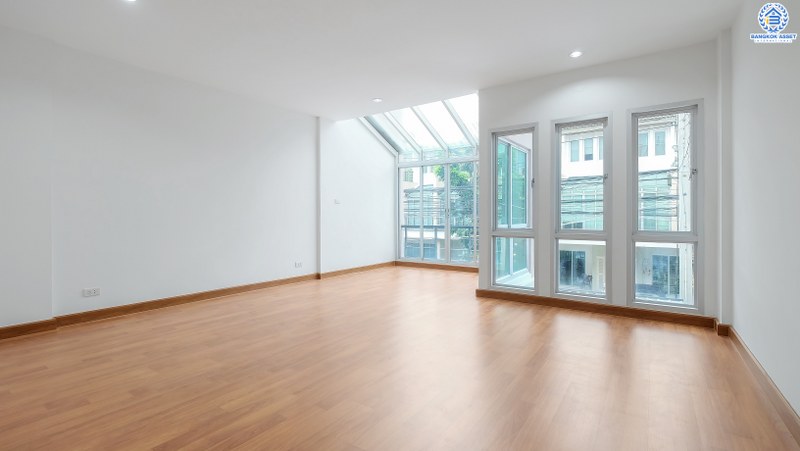 บ้านมือสองตกแต่งใหม่ บ้านสไตล์โมเดิร์น ถนนเมน! ม.วิสต้าปาร์ค-แจ้งวัฒนะ คุณภาพแบรนด์ SC Asset พร้อมอยู่ เนื้อที่ 22.8 ตร.ว. ฟังก์ชั่น 3 ห้องนอน 3 ห้องน้ำ พื้นที่ใช้สอยเกือบ 200 ตร.ม. บนทำเลคุณภาพ! ใกล้เซ็นทรัลฯ และจุดขึ้นทางด่วน แจ้งวัฒนะ