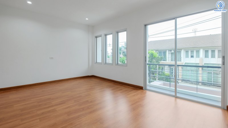 บ้านมือสองตกแต่งใหม่ บ้านสไตล์โมเดิร์น ถนนเมน! ม.วิสต้าปาร์ค-แจ้งวัฒนะ คุณภาพแบรนด์ SC Asset พร้อมอยู่ เนื้อที่ 22.8 ตร.ว. ฟังก์ชั่น 3 ห้องนอน 3 ห้องน้ำ พื้นที่ใช้สอยเกือบ 200 ตร.ม. บนทำเลคุณภาพ! ใกล้เซ็นทรัลฯ และจุดขึ้นทางด่วน แจ้งวัฒนะ