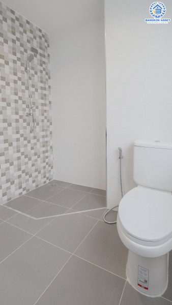 บ้านมือสองตกแต่งใหม่ บ้านสไตล์โมเดิร์น ถนนเมน! ม.วิสต้าปาร์ค-แจ้งวัฒนะ คุณภาพแบรนด์ SC Asset พร้อมอยู่ เนื้อที่ 22.8 ตร.ว. ฟังก์ชั่น 3 ห้องนอน 3 ห้องน้ำ พื้นที่ใช้สอยเกือบ 200 ตร.ม. บนทำเลคุณภาพ! ใกล้เซ็นทรัลฯ และจุดขึ้นทางด่วน แจ้งวัฒนะ