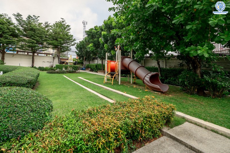 บ้านมือสองตกแต่งใหม่ บ้านสไตล์โมเดิร์น ถนนเมน! ม.วิสต้าปาร์ค-แจ้งวัฒนะ คุณภาพแบรนด์ SC Asset พร้อมอยู่ เนื้อที่ 22.8 ตร.ว. ฟังก์ชั่น 3 ห้องนอน 3 ห้องน้ำ พื้นที่ใช้สอยเกือบ 200 ตร.ม. บนทำเลคุณภาพ! ใกล้เซ็นทรัลฯ และจุดขึ้นทางด่วน แจ้งวัฒนะ