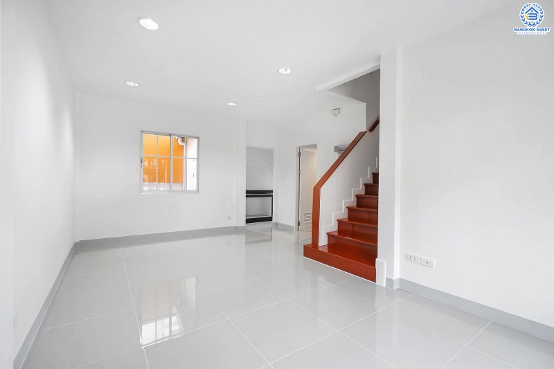 บ้านมือสองตกแต่งใหม่ ม.เดอะวิลล่า ราชพฤกษ์-ท่าอิฐ ตกแต่งสไตล์อบอุ่น พร้อมอยู่ เนื้อที่ 18 ตร.ว. ฟังก์ชั่นครบครัน 3ห้องนอน 2ห้องน้ำ พร้อมสังคมคุณภาพ บนทำเลเข้า-ออกได้ 2 เส้นทางทั้งถ.รัตนาธิเบศร์ และถ.ราชพฤกษ์ ใกล้รถไฟฟ้า สถานีบางรักน้อยท่าอิฐ