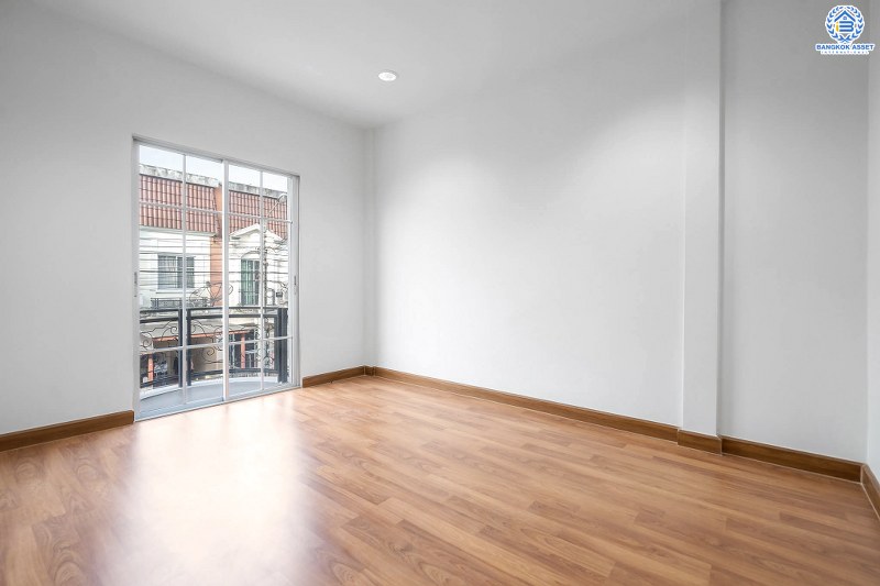 บ้านมือสองตกแต่งใหม่ ม.เดอะวิลล่า ราชพฤกษ์-ท่าอิฐ ตกแต่งสไตล์อบอุ่น พร้อมอยู่ เนื้อที่ 18 ตร.ว. ฟังก์ชั่นครบครัน 3ห้องนอน 2ห้องน้ำ พร้อมสังคมคุณภาพ บนทำเลเข้า-ออกได้ 2 เส้นทางทั้งถ.รัตนาธิเบศร์ และถ.ราชพฤกษ์ ใกล้รถไฟฟ้า สถานีบางรักน้อยท่าอิฐ