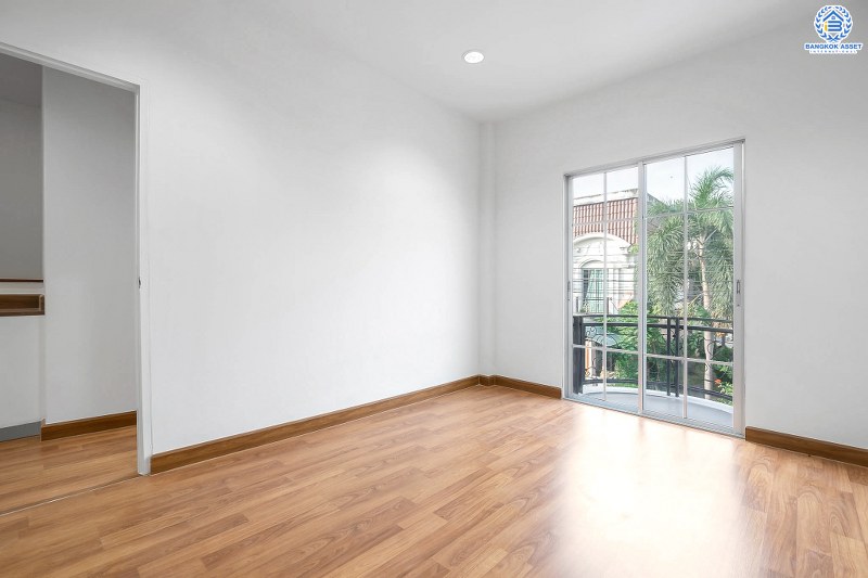 บ้านมือสองตกแต่งใหม่ ม.เดอะวิลล่า ราชพฤกษ์-ท่าอิฐ ตกแต่งสไตล์อบอุ่น พร้อมอยู่ เนื้อที่ 18 ตร.ว. ฟังก์ชั่นครบครัน 3ห้องนอน 2ห้องน้ำ พร้อมสังคมคุณภาพ บนทำเลเข้า-ออกได้ 2 เส้นทางทั้งถ.รัตนาธิเบศร์ และถ.ราชพฤกษ์ ใกล้รถไฟฟ้า สถานีบางรักน้อยท่าอิฐ