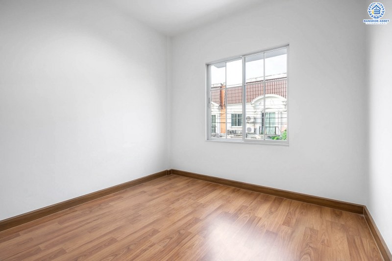 บ้านมือสองตกแต่งใหม่ ม.เดอะวิลล่า ราชพฤกษ์-ท่าอิฐ ตกแต่งสไตล์อบอุ่น พร้อมอยู่ เนื้อที่ 18 ตร.ว. ฟังก์ชั่นครบครัน 3ห้องนอน 2ห้องน้ำ พร้อมสังคมคุณภาพ บนทำเลเข้า-ออกได้ 2 เส้นทางทั้งถ.รัตนาธิเบศร์ และถ.ราชพฤกษ์ ใกล้รถไฟฟ้า สถานีบางรักน้อยท่าอิฐ