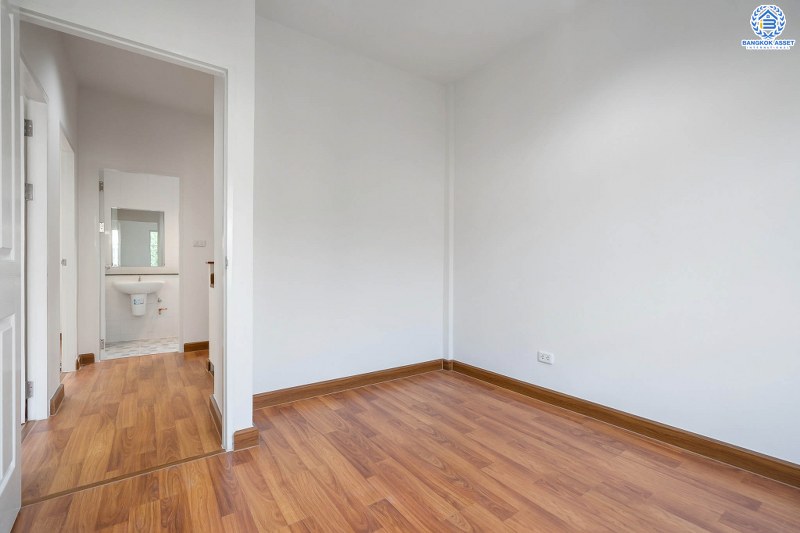 บ้านมือสองตกแต่งใหม่ ม.เดอะวิลล่า ราชพฤกษ์-ท่าอิฐ ตกแต่งสไตล์อบอุ่น พร้อมอยู่ เนื้อที่ 18 ตร.ว. ฟังก์ชั่นครบครัน 3ห้องนอน 2ห้องน้ำ พร้อมสังคมคุณภาพ บนทำเลเข้า-ออกได้ 2 เส้นทางทั้งถ.รัตนาธิเบศร์ และถ.ราชพฤกษ์ ใกล้รถไฟฟ้า สถานีบางรักน้อยท่าอิฐ