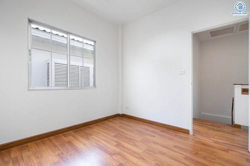 บ้านมือสองตกแต่งใหม่ ม.เดอะวิลล่า ราชพฤกษ์-ท่าอิฐ ตกแต่งสไตล์อบอุ่น พร้อมอยู่ เนื้อที่ 18 ตร.ว. ฟังก์ชั่นครบครัน 3ห้องนอน 2ห้องน้ำ พร้อมสังคมคุณภาพ บนทำเลเข้า-ออกได้ 2 เส้นทางทั้งถ.รัตนาธิเบศร์ และถ.ราชพฤกษ์ ใกล้รถไฟฟ้า สถานีบางรักน้อยท่าอิฐ