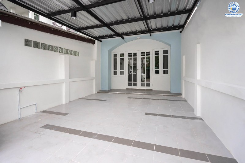 บ้านมือสองตกแต่งใหม่ ทำเลโซนเมือง! ม.ดิเอมเมอรัลด์พาร์ค เรวดี-ติวานนท์ กว้างขวางพร้อมอยู่ เนื้อที่ 18 ตร.ว. แต่งเต็ม ฟังก์ชั่นครบ 2 ห้องนอน 2 ห้องน้ำ เดินทางสะดวก บนทำเลเข้า-ออกได้หลายเส้นทาง ทั้งรัตนาธิเบศร์ , ติวานนท์ และเลี่ยงเมืองนนท์ ใกล้รถไฟฟ้า สถานีกระทรวงสาธารณะสุข