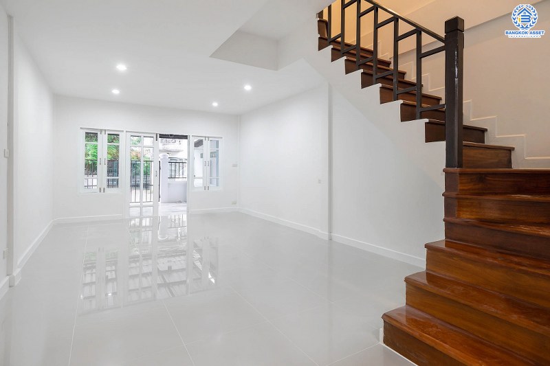 บ้านมือสองตกแต่งใหม่ ทำเลโซนเมือง! ม.ดิเอมเมอรัลด์พาร์ค เรวดี-ติวานนท์ กว้างขวางพร้อมอยู่ เนื้อที่ 18 ตร.ว. แต่งเต็ม ฟังก์ชั่นครบ 2 ห้องนอน 2 ห้องน้ำ เดินทางสะดวก บนทำเลเข้า-ออกได้หลายเส้นทาง ทั้งรัตนาธิเบศร์ , ติวานนท์ และเลี่ยงเมืองนนท์ ใกล้รถไฟฟ้า สถานีกระทรวงสาธารณะสุข