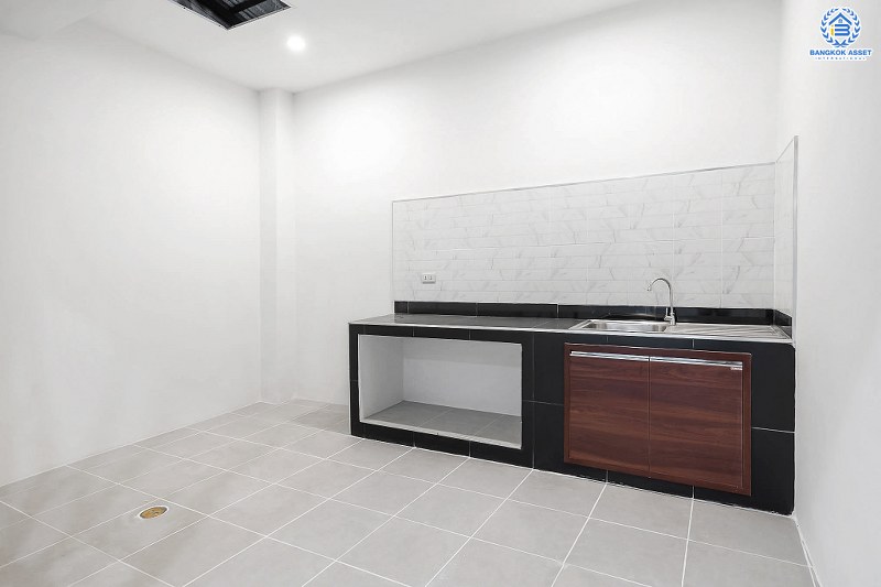 บ้านมือสองตกแต่งใหม่ ทำเลโซนเมือง! ม.ดิเอมเมอรัลด์พาร์ค เรวดี-ติวานนท์ กว้างขวางพร้อมอยู่ เนื้อที่ 18 ตร.ว. แต่งเต็ม ฟังก์ชั่นครบ 2 ห้องนอน 2 ห้องน้ำ เดินทางสะดวก บนทำเลเข้า-ออกได้หลายเส้นทาง ทั้งรัตนาธิเบศร์ , ติวานนท์ และเลี่ยงเมืองนนท์ ใกล้รถไฟฟ้า สถานีกระทรวงสาธารณะสุข