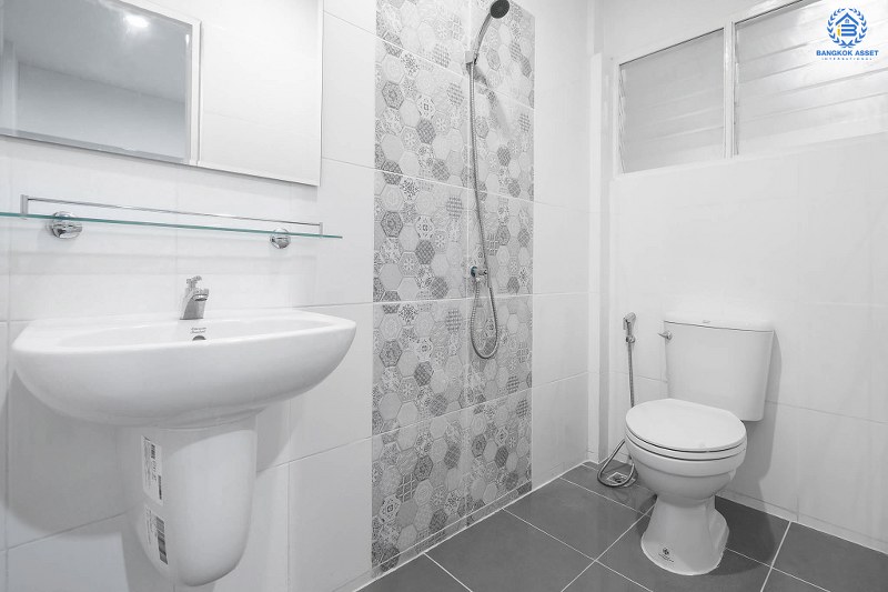 บ้านมือสองตกแต่งใหม่ ทำเลโซนเมือง! ม.ดิเอมเมอรัลด์พาร์ค เรวดี-ติวานนท์ กว้างขวางพร้อมอยู่ เนื้อที่ 18 ตร.ว. แต่งเต็ม ฟังก์ชั่นครบ 2 ห้องนอน 2 ห้องน้ำ เดินทางสะดวก บนทำเลเข้า-ออกได้หลายเส้นทาง ทั้งรัตนาธิเบศร์ , ติวานนท์ และเลี่ยงเมืองนนท์ ใกล้รถไฟฟ้า สถานีกระทรวงสาธารณะสุข