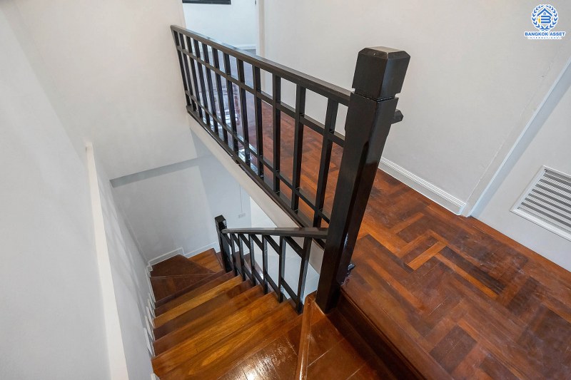 บ้านมือสองตกแต่งใหม่ ทำเลโซนเมือง! ม.ดิเอมเมอรัลด์พาร์ค เรวดี-ติวานนท์ กว้างขวางพร้อมอยู่ เนื้อที่ 18 ตร.ว. แต่งเต็ม ฟังก์ชั่นครบ 2 ห้องนอน 2 ห้องน้ำ เดินทางสะดวก บนทำเลเข้า-ออกได้หลายเส้นทาง ทั้งรัตนาธิเบศร์ , ติวานนท์ และเลี่ยงเมืองนนท์ ใกล้รถไฟฟ้า สถานีกระทรวงสาธารณะสุข