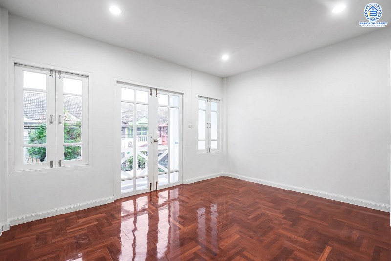 บ้านมือสองตกแต่งใหม่ ทำเลโซนเมือง! ม.ดิเอมเมอรัลด์พาร์ค เรวดี-ติวานนท์ กว้างขวางพร้อมอยู่ เนื้อที่ 18 ตร.ว. แต่งเต็ม ฟังก์ชั่นครบ 2 ห้องนอน 2 ห้องน้ำ เดินทางสะดวก บนทำเลเข้า-ออกได้หลายเส้นทาง ทั้งรัตนาธิเบศร์ , ติวานนท์ และเลี่ยงเมืองนนท์ ใกล้รถไฟฟ้า สถานีกระทรวงสาธารณะสุข