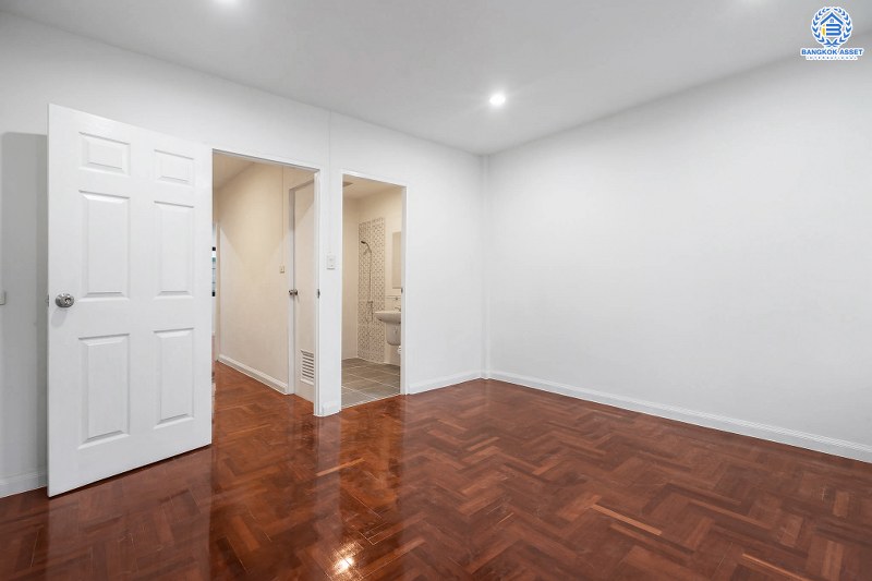 บ้านมือสองตกแต่งใหม่ ทำเลโซนเมือง! ม.ดิเอมเมอรัลด์พาร์ค เรวดี-ติวานนท์ กว้างขวางพร้อมอยู่ เนื้อที่ 18 ตร.ว. แต่งเต็ม ฟังก์ชั่นครบ 2 ห้องนอน 2 ห้องน้ำ เดินทางสะดวก บนทำเลเข้า-ออกได้หลายเส้นทาง ทั้งรัตนาธิเบศร์ , ติวานนท์ และเลี่ยงเมืองนนท์ ใกล้รถไฟฟ้า สถานีกระทรวงสาธารณะสุข