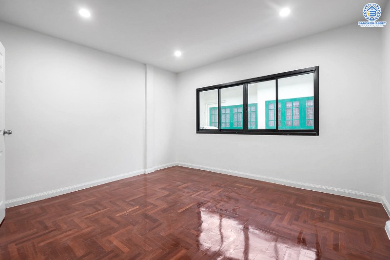 บ้านมือสองตกแต่งใหม่ ทำเลโซนเมือง! ม.ดิเอมเมอรัลด์พาร์ค เรวดี-ติวานนท์ กว้างขวางพร้อมอยู่ เนื้อที่ 18 ตร.ว. แต่งเต็ม ฟังก์ชั่นครบ 2 ห้องนอน 2 ห้องน้ำ เดินทางสะดวก บนทำเลเข้า-ออกได้หลายเส้นทาง ทั้งรัตนาธิเบศร์ , ติวานนท์ และเลี่ยงเมืองนนท์ ใกล้รถไฟฟ้า สถานีกระทรวงสาธารณะสุข