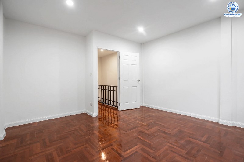 บ้านมือสองตกแต่งใหม่ ทำเลโซนเมือง! ม.ดิเอมเมอรัลด์พาร์ค เรวดี-ติวานนท์ กว้างขวางพร้อมอยู่ เนื้อที่ 18 ตร.ว. แต่งเต็ม ฟังก์ชั่นครบ 2 ห้องนอน 2 ห้องน้ำ เดินทางสะดวก บนทำเลเข้า-ออกได้หลายเส้นทาง ทั้งรัตนาธิเบศร์ , ติวานนท์ และเลี่ยงเมืองนนท์ ใกล้รถไฟฟ้า สถานีกระทรวงสาธารณะสุข