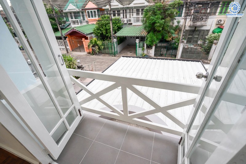 บ้านมือสองตกแต่งใหม่ ทำเลโซนเมือง! ม.ดิเอมเมอรัลด์พาร์ค เรวดี-ติวานนท์ กว้างขวางพร้อมอยู่ เนื้อที่ 18 ตร.ว. แต่งเต็ม ฟังก์ชั่นครบ 2 ห้องนอน 2 ห้องน้ำ เดินทางสะดวก บนทำเลเข้า-ออกได้หลายเส้นทาง ทั้งรัตนาธิเบศร์ , ติวานนท์ และเลี่ยงเมืองนนท์ ใกล้รถไฟฟ้า สถานีกระทรวงสาธารณะสุข