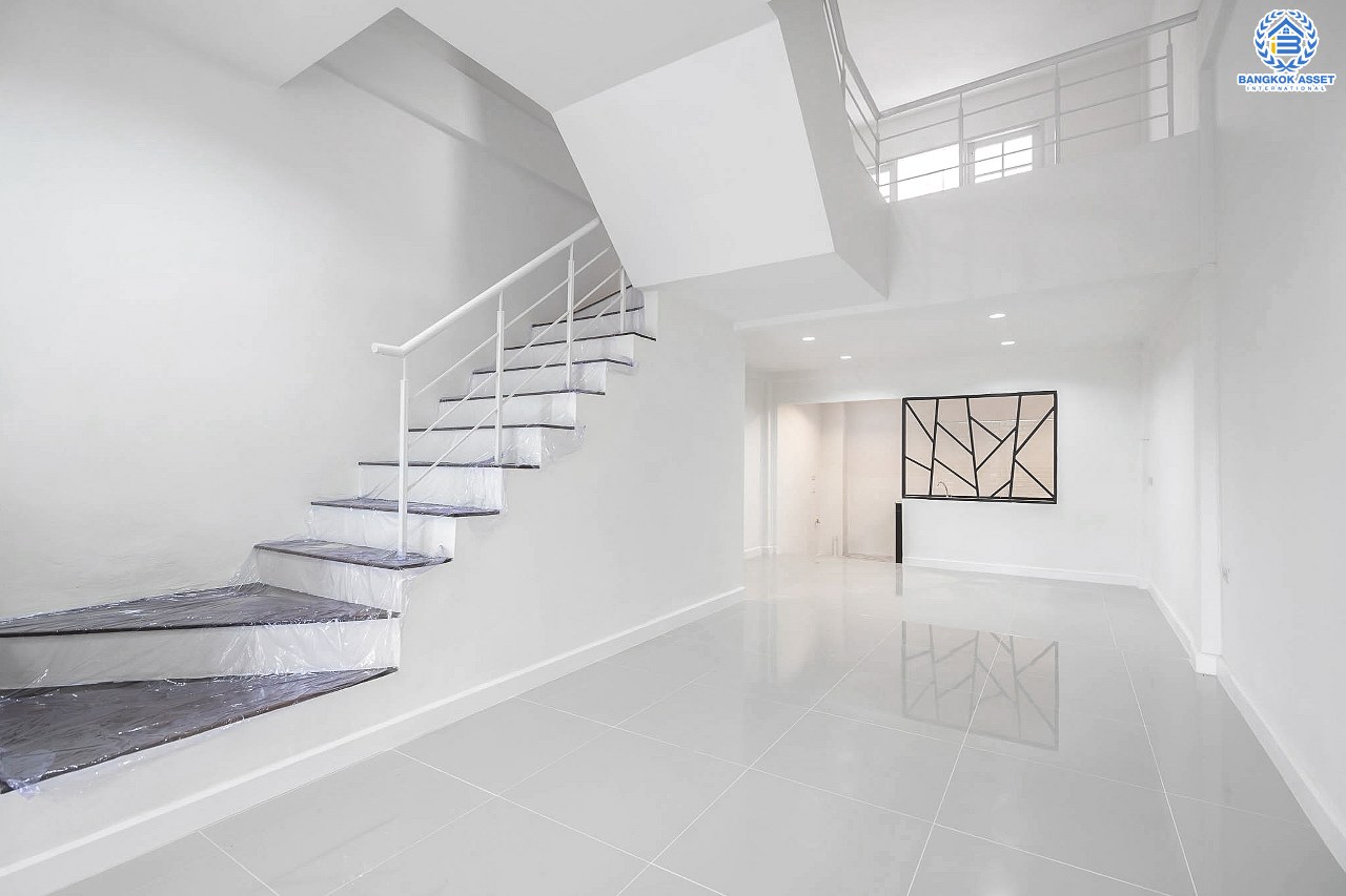 บ้านมือสองตกแต่งใหม่ 2.5 ชั้น ม.สรานนท์ ติวานนท์-แจ้งวัฒนะ แต่งครบพร้อมอยู่ เนื้อที่ 16.2 ตร.ว. ฟังก์ชั่น 2 ห้องนอน 2 ห้องน้ำ พร้อม 2 ห้องเอนกประสงค์ กว้างขวางอยู่สบาย บนทำเลติดถนนติวานนท์ ใกล้เซ็นทรัลแจ้งวัฒนะ รองรับรถไฟฟ้าสายอนาคต (สีชมพู)...