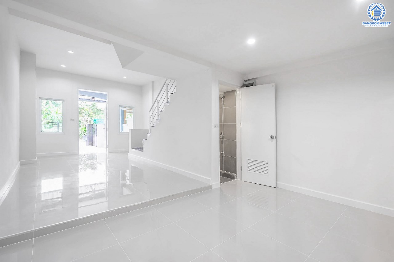 บ้านมือสองตกแต่งใหม่ 2.5 ชั้น ม.สรานนท์ ติวานนท์-แจ้งวัฒนะ แต่งครบพร้อมอยู่ เนื้อที่ 16.2 ตร.ว. ฟังก์ชั่น 2 ห้องนอน 2 ห้องน้ำ พร้อม 2 ห้องเอนกประสงค์ กว้างขวางอยู่สบาย บนทำเลติดถนนติวานนท์ ใกล้เซ็นทรัลแจ้งวัฒนะ รองรับรถไฟฟ้าสายอนาคต (สีชมพู)...