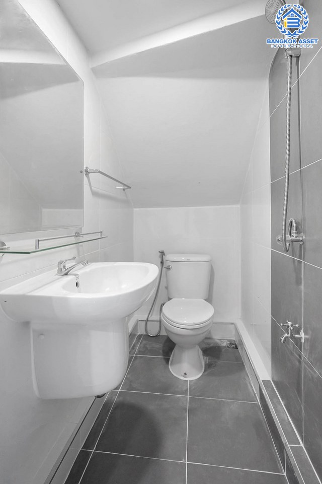 บ้านมือสองตกแต่งใหม่ 2.5 ชั้น ม.สรานนท์ ติวานนท์-แจ้งวัฒนะ แต่งครบพร้อมอยู่ เนื้อที่ 16.2 ตร.ว. ฟังก์ชั่น 2 ห้องนอน 2 ห้องน้ำ พร้อม 2 ห้องเอนกประสงค์ กว้างขวางอยู่สบาย บนทำเลติดถนนติวานนท์ ใกล้เซ็นทรัลแจ้งวัฒนะ รองรับรถไฟฟ้าสายอนาคต (สีชมพู)...