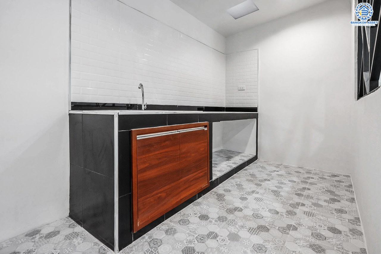 บ้านมือสองตกแต่งใหม่ 2.5 ชั้น ม.สรานนท์ ติวานนท์-แจ้งวัฒนะ แต่งครบพร้อมอยู่ เนื้อที่ 16.2 ตร.ว. ฟังก์ชั่น 2 ห้องนอน 2 ห้องน้ำ พร้อม 2 ห้องเอนกประสงค์ กว้างขวางอยู่สบาย บนทำเลติดถนนติวานนท์ ใกล้เซ็นทรัลแจ้งวัฒนะ รองรับรถไฟฟ้าสายอนาคต (สีชมพู)...