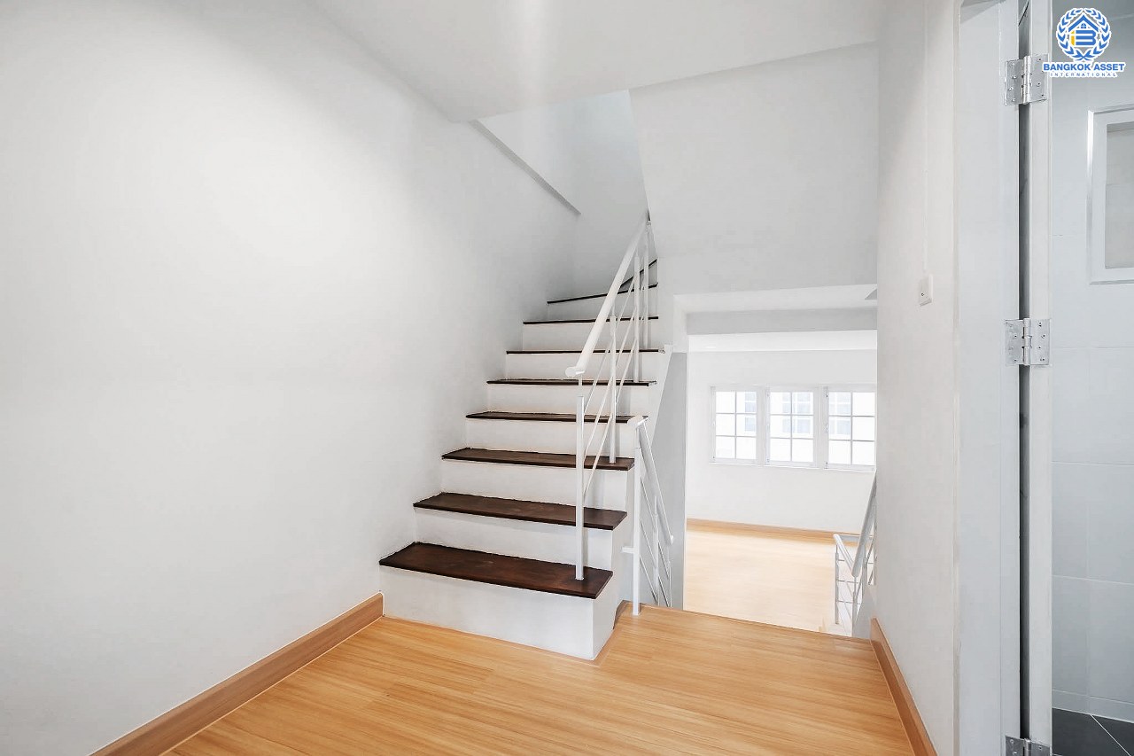 บ้านมือสองตกแต่งใหม่ 2.5 ชั้น ม.สรานนท์ ติวานนท์-แจ้งวัฒนะ แต่งครบพร้อมอยู่ เนื้อที่ 16.2 ตร.ว. ฟังก์ชั่น 2 ห้องนอน 2 ห้องน้ำ พร้อม 2 ห้องเอนกประสงค์ กว้างขวางอยู่สบาย บนทำเลติดถนนติวานนท์ ใกล้เซ็นทรัลแจ้งวัฒนะ รองรับรถไฟฟ้าสายอนาคต (สีชมพู)...