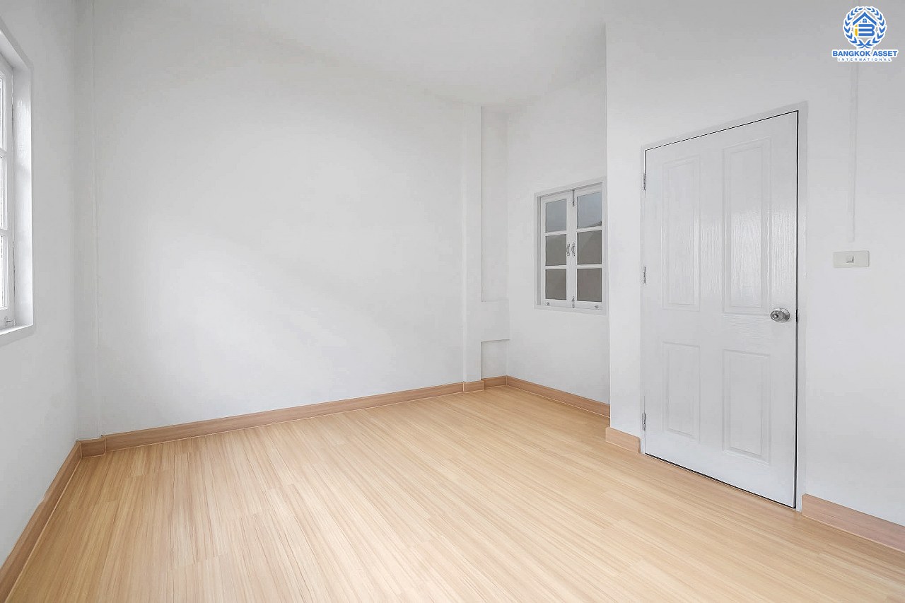 บ้านมือสองตกแต่งใหม่ 2.5 ชั้น ม.สรานนท์ ติวานนท์-แจ้งวัฒนะ แต่งครบพร้อมอยู่ เนื้อที่ 16.2 ตร.ว. ฟังก์ชั่น 2 ห้องนอน 2 ห้องน้ำ พร้อม 2 ห้องเอนกประสงค์ กว้างขวางอยู่สบาย บนทำเลติดถนนติวานนท์ ใกล้เซ็นทรัลแจ้งวัฒนะ รองรับรถไฟฟ้าสายอนาคต (สีชมพู)...