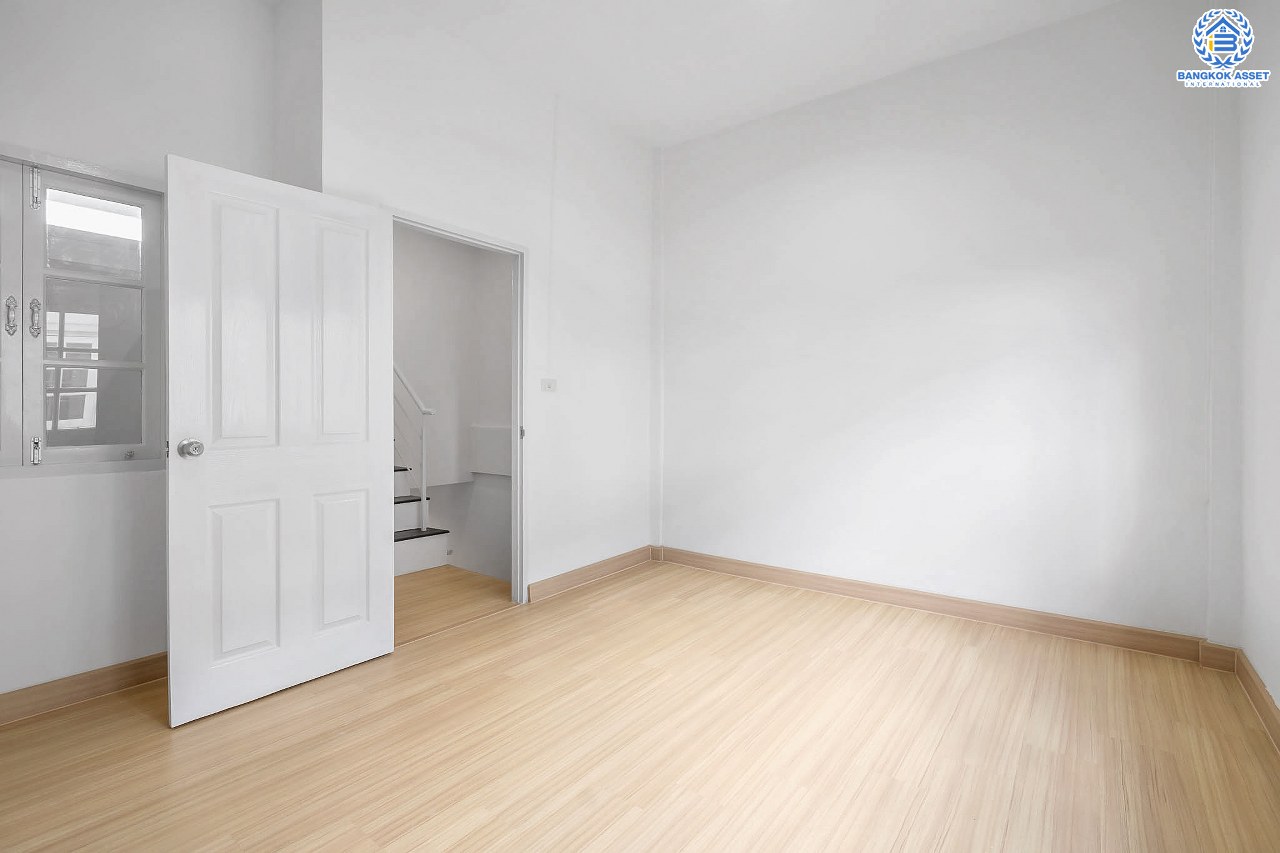 บ้านมือสองตกแต่งใหม่ 2.5 ชั้น ม.สรานนท์ ติวานนท์-แจ้งวัฒนะ แต่งครบพร้อมอยู่ เนื้อที่ 16.2 ตร.ว. ฟังก์ชั่น 2 ห้องนอน 2 ห้องน้ำ พร้อม 2 ห้องเอนกประสงค์ กว้างขวางอยู่สบาย บนทำเลติดถนนติวานนท์ ใกล้เซ็นทรัลแจ้งวัฒนะ รองรับรถไฟฟ้าสายอนาคต (สีชมพู)...