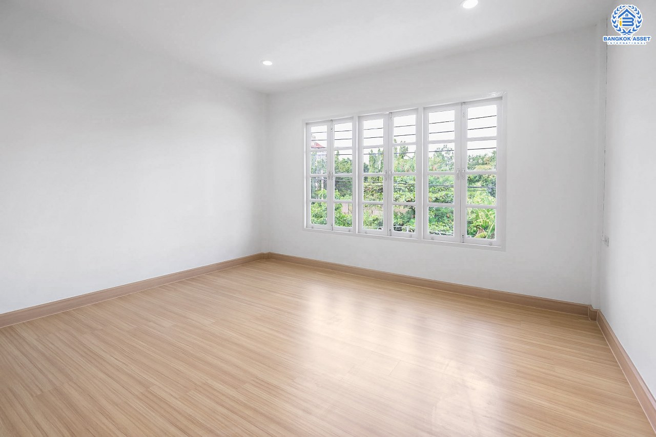 บ้านมือสองตกแต่งใหม่ 2.5 ชั้น ม.สรานนท์ ติวานนท์-แจ้งวัฒนะ แต่งครบพร้อมอยู่ เนื้อที่ 16.2 ตร.ว. ฟังก์ชั่น 2 ห้องนอน 2 ห้องน้ำ พร้อม 2 ห้องเอนกประสงค์ กว้างขวางอยู่สบาย บนทำเลติดถนนติวานนท์ ใกล้เซ็นทรัลแจ้งวัฒนะ รองรับรถไฟฟ้าสายอนาคต (สีชมพู)...