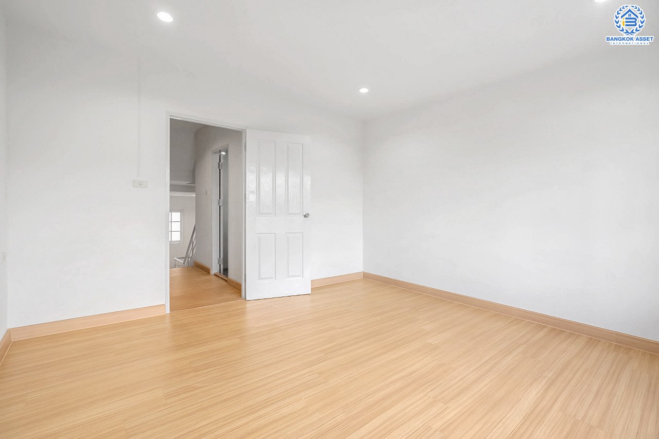 บ้านมือสองตกแต่งใหม่ 2.5 ชั้น ม.สรานนท์ ติวานนท์-แจ้งวัฒนะ แต่งครบพร้อมอยู่ เนื้อที่ 16.2 ตร.ว. ฟังก์ชั่น 2 ห้องนอน 2 ห้องน้ำ พร้อม 2 ห้องเอนกประสงค์ กว้างขวางอยู่สบาย บนทำเลติดถนนติวานนท์ ใกล้เซ็นทรัลแจ้งวัฒนะ รองรับรถไฟฟ้าสายอนาคต (สีชมพู)...