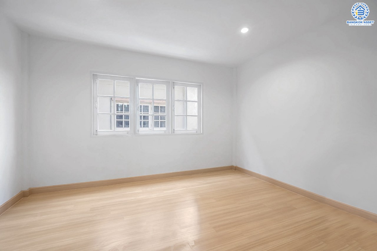 บ้านมือสองตกแต่งใหม่ 2.5 ชั้น ม.สรานนท์ ติวานนท์-แจ้งวัฒนะ แต่งครบพร้อมอยู่ เนื้อที่ 16.2 ตร.ว. ฟังก์ชั่น 2 ห้องนอน 2 ห้องน้ำ พร้อม 2 ห้องเอนกประสงค์ กว้างขวางอยู่สบาย บนทำเลติดถนนติวานนท์ ใกล้เซ็นทรัลแจ้งวัฒนะ รองรับรถไฟฟ้าสายอนาคต (สีชมพู)...