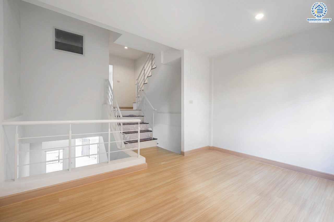 บ้านมือสองตกแต่งใหม่ 2.5 ชั้น ม.สรานนท์ ติวานนท์-แจ้งวัฒนะ แต่งครบพร้อมอยู่ เนื้อที่ 16.2 ตร.ว. ฟังก์ชั่น 2 ห้องนอน 2 ห้องน้ำ พร้อม 2 ห้องเอนกประสงค์ กว้างขวางอยู่สบาย บนทำเลติดถนนติวานนท์ ใกล้เซ็นทรัลแจ้งวัฒนะ รองรับรถไฟฟ้าสายอนาคต (สีชมพู)...