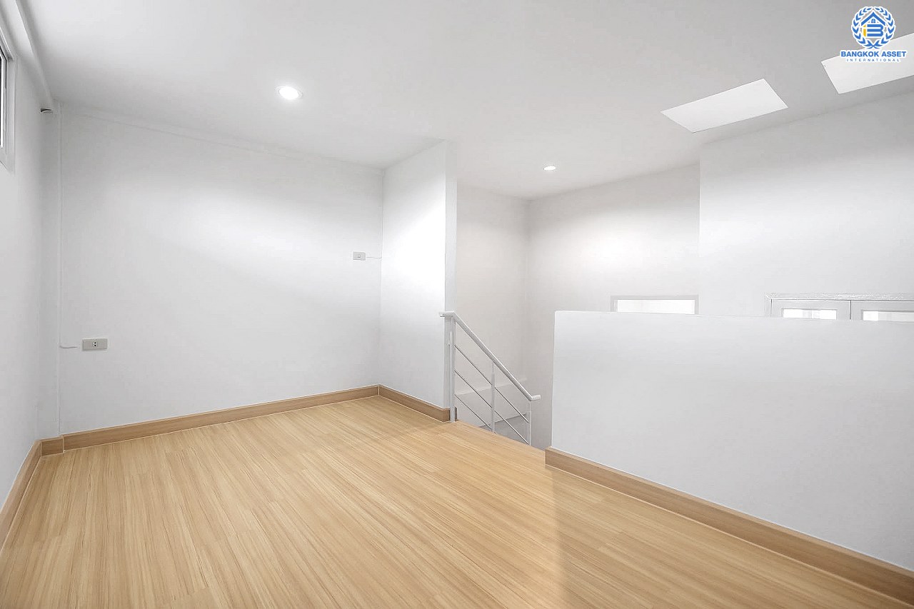 บ้านมือสองตกแต่งใหม่ 2.5 ชั้น ม.สรานนท์ ติวานนท์-แจ้งวัฒนะ แต่งครบพร้อมอยู่ เนื้อที่ 16.2 ตร.ว. ฟังก์ชั่น 2 ห้องนอน 2 ห้องน้ำ พร้อม 2 ห้องเอนกประสงค์ กว้างขวางอยู่สบาย บนทำเลติดถนนติวานนท์ ใกล้เซ็นทรัลแจ้งวัฒนะ รองรับรถไฟฟ้าสายอนาคต (สีชมพู)...