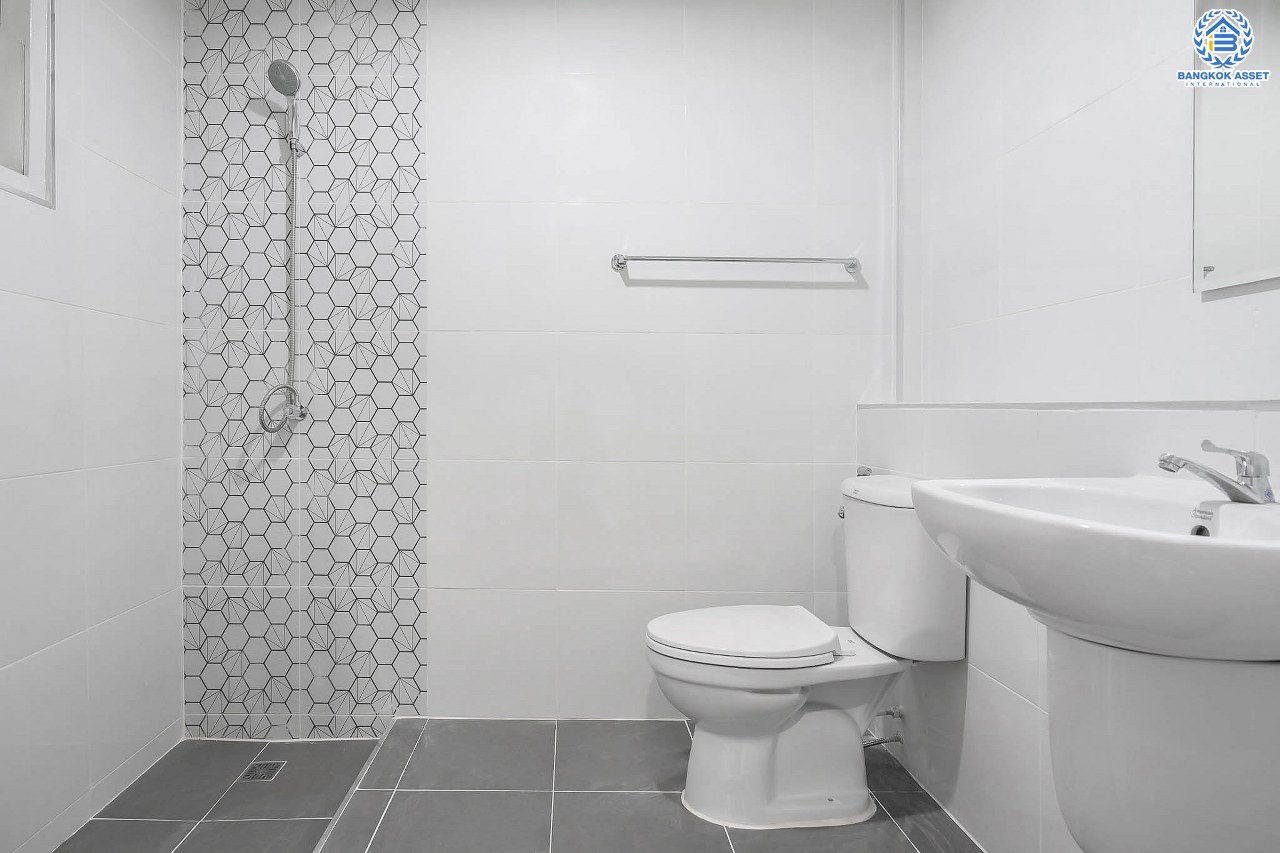 บ้านมือสองตกแต่งใหม่ 2.5 ชั้น ม.สรานนท์ ติวานนท์-แจ้งวัฒนะ แต่งครบพร้อมอยู่ เนื้อที่ 16.2 ตร.ว. ฟังก์ชั่น 2 ห้องนอน 2 ห้องน้ำ พร้อม 2 ห้องเอนกประสงค์ กว้างขวางอยู่สบาย บนทำเลติดถนนติวานนท์ ใกล้เซ็นทรัลแจ้งวัฒนะ รองรับรถไฟฟ้าสายอนาคต (สีชมพู)...