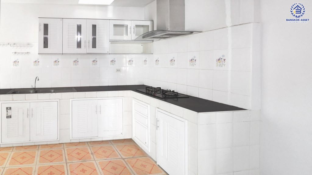 ทาวน์เฮ้าส์มือสอง 4 ห้องนอน ห้องมุม! ม.มณฑล8 เพชรเกษม-เลียบคลองทวีวัฒนา บ้านต่อเติม/พร้อมอยู่ เนื้อที่ 30 ตร.ว. ฟังก์ชั่นจุใจ มีบิ้วท์อินครัวเคาน์เตอร์ พร้อมเฟอร์ฯทั้งหลัง เดินทางสะดวก บนทำเลเชื่อมต่อหลายเส้นทาง ใกล้เดอะมอลล์บางแค และรถไฟฟ้าสายสีน้ำเงิน