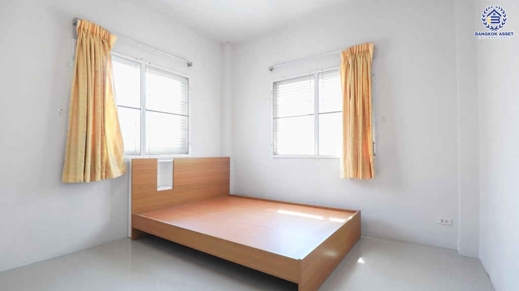 ทาวน์เฮ้าส์มือสอง 4 ห้องนอน ห้องมุม! ม.มณฑล8 เพชรเกษม-เลียบคลองทวีวัฒนา บ้านต่อเติม/พร้อมอยู่ เนื้อที่ 30 ตร.ว. ฟังก์ชั่นจุใจ มีบิ้วท์อินครัวเคาน์เตอร์ พร้อมเฟอร์ฯทั้งหลัง เดินทางสะดวก บนทำเลเชื่อมต่อหลายเส้นทาง ใกล้เดอะมอลล์บางแค และรถไฟฟ้าสายสีน้ำเงิน