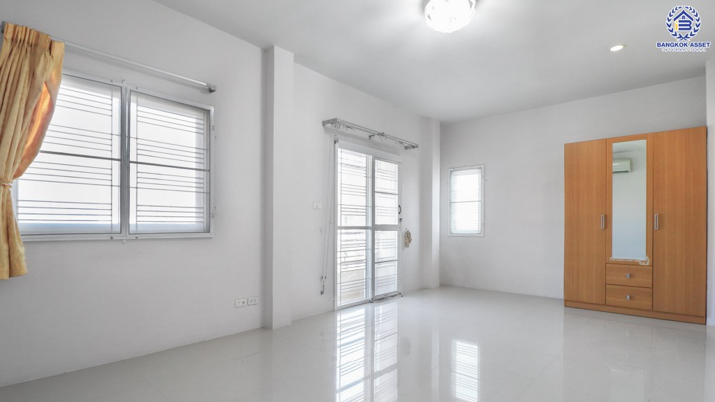 ทาวน์เฮ้าส์มือสอง 4 ห้องนอน ห้องมุม! ม.มณฑล8 เพชรเกษม-เลียบคลองทวีวัฒนา บ้านต่อเติม/พร้อมอยู่ เนื้อที่ 30 ตร.ว. ฟังก์ชั่นจุใจ มีบิ้วท์อินครัวเคาน์เตอร์ พร้อมเฟอร์ฯทั้งหลัง เดินทางสะดวก บนทำเลเชื่อมต่อหลายเส้นทาง ใกล้เดอะมอลล์บางแค และรถไฟฟ้าสายสีน้ำเงิน