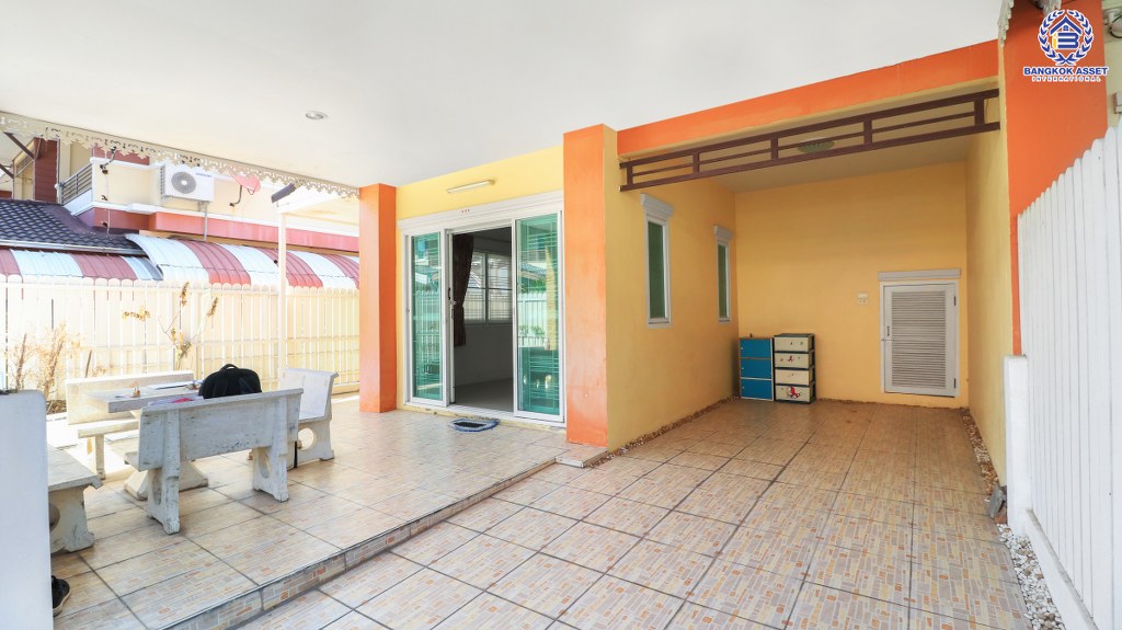 ทาวน์เฮ้าส์มือสอง 4 ห้องนอน ห้องมุม! ม.มณฑล8 เพชรเกษม-เลียบคลองทวีวัฒนา บ้านต่อเติม/พร้อมอยู่ เนื้อที่ 30 ตร.ว. ฟังก์ชั่นจุใจ มีบิ้วท์อินครัวเคาน์เตอร์ พร้อมเฟอร์ฯทั้งหลัง เดินทางสะดวก บนทำเลเชื่อมต่อหลายเส้นทาง ใกล้เดอะมอลล์บางแค และรถไฟฟ้าสายสีน้ำเงิน