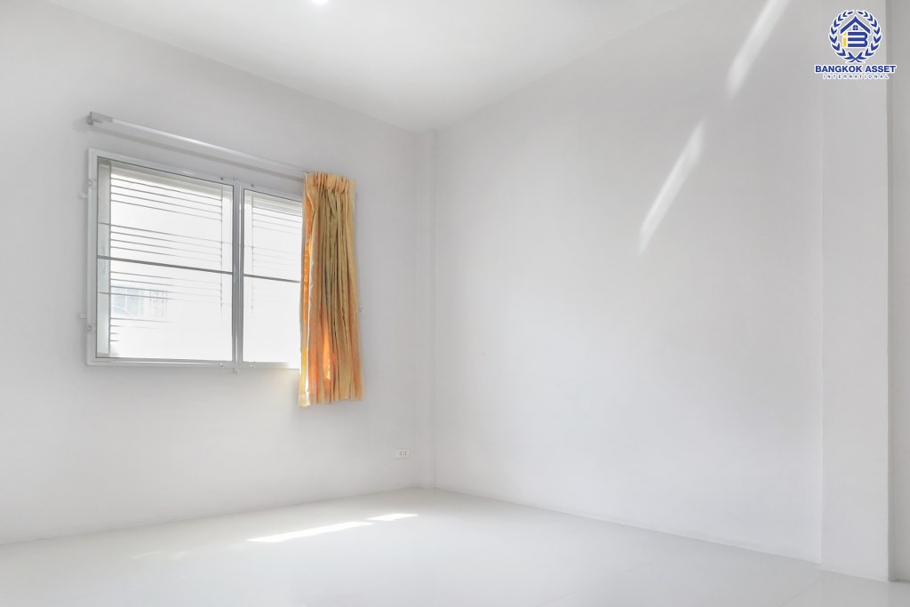 ทาวน์เฮ้าส์มือสอง 4 ห้องนอน ห้องมุม! ม.มณฑล8 เพชรเกษม-เลียบคลองทวีวัฒนา บ้านต่อเติม/พร้อมอยู่ เนื้อที่ 30 ตร.ว. ฟังก์ชั่นจุใจ มีบิ้วท์อินครัวเคาน์เตอร์ พร้อมเฟอร์ฯทั้งหลัง เดินทางสะดวก บนทำเลเชื่อมต่อหลายเส้นทาง ใกล้เดอะมอลล์บางแค และรถไฟฟ้าสายสีน้ำเงิน